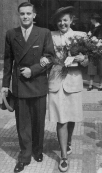 Svatební foto Jarmily a Miroslava Hofmanových, rodičů pamětnice, 1942