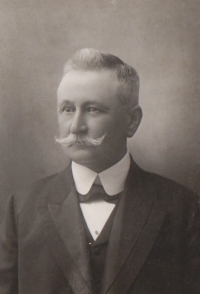 Witness's paternal grandfather Viktorin František Zedníček, born in 1861 in Vysoké Mýto, the founder of the farm; photographed in 1916