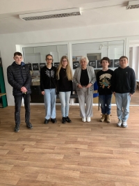 Pamětnice Marie Kavková s týmem projektu Příběhy našich sousedů