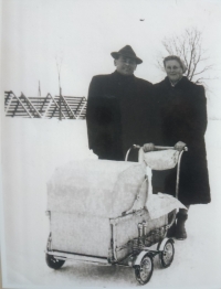 Manželé Pelikánovi s první dcerou v kočárku, 1956