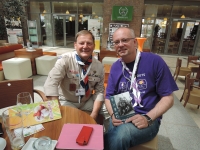 Jiří Wolf (vlevo) v roce 2016 ve Vídni na setkání skautských sběratelů se skautem z Holandska