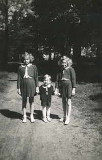 Josef Kreuter s kamarádkami v oblečení, ve kterém chodili i do krytu, 1944