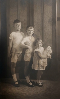 Jaromír Wolf (první zleva), otec pamětníka, se sourozenci