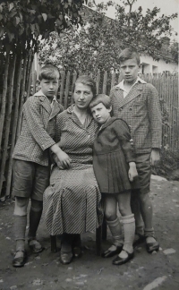 Jaromír Wolf (první zprava), otec pamětníka, s maminkou, sestrou a bratrem