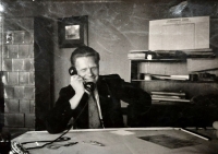 Jaromír Wolf, otec pamětníka, v kanceláři 50. léta