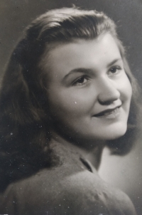 Květoslava Šmídová asi v 18 letech