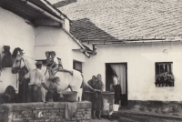 Jana Mičánková, rozená Kovářová, s rodinou a sourozenci, rodný dům v Ratajích