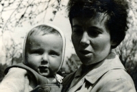 Jana Červenková se synem Janem (začátek 60. let)