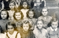 Jana Červenková, tehdy Salačová, v 1. třídě (druhá zleva, prostřední řada)