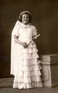 Devítiletá Jana Červenková na prvním přijímání