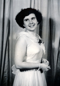 Jana Červenková na fotografii z maturitního plesu (r. 1956)