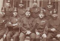 Dědeček Benedikt Pohlídal, první řada, druhý zleva, 1917