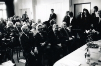 Jana Červenková (vzadu vlevo) během setkání společnosti Franze Kafky, r. 1989