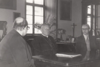 Otec pamětnice František Konvalinka (první zprava) s kardinálem Františkem Tomáškem, 1980/1981