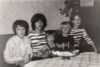 Pamětnice se svými čtyřmi sourozenci, 1983