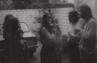 Oslava narozenin v undergroundovém prostředí, pamětnice první zleva