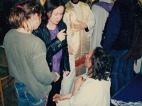 Pamětnice (řeholnice v civilu) s narkomany, jimž pomáhala – klienti organizace Podané ruce