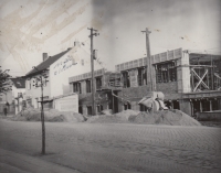 Zlín, Kvítková ulice. Bílý dům prarodičů Jiřího Kutala. Dědeček Josef Fišer zde měl trafiku. Vpravo novostavba tzv. elektrického domu