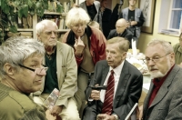 Jana Červenková při setkání členů PEN klubu (zleva Ivan Klíma, Jiří Stránský, Václav Havel a Vladimír Karfík)