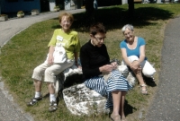 Jana Červenková se socioložkou Jiřinou Šiklovou během přestávky konference Ekumenické akademie Praha