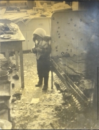 Jarmila Omesová v rozstříleném domě na konci války, 1945