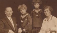 Na fotografii zleva: dědeček Benedikt , strýc Marco, matka Edith, babička Emílie, 1928, Olomouc