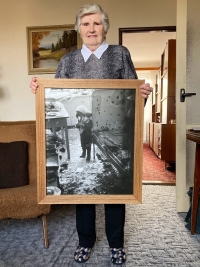 Jarmila Omesová se svou fotografií, kterou pořídil Vilém Frendl na konci druhé světové války, 2024