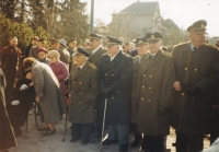 Odhalení pamětní desky plk. Bohumila Lišky, na fotografii uprostřed generálporučík František Fajtl, rok 2000