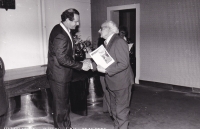 Předání uznání třetího odboje 28. listopadu 1992 Jiřímu Radimskému