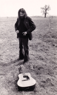 Jiří Fuchs s kytarou