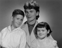 Kateřina Nepustilová s maminkou a bratrem