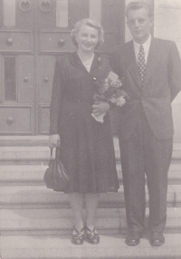 Promoce pamětnice Drahomíry Ťápalové 1967 (dodatečné udělování titulu), na fotce s manželem