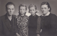 Vladimíra Bukvicová (druhá zleva) s rodiči a sestrou, 50. léta 20. století