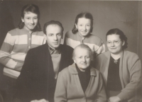 Vladimíra Bukvicová (stojící druhá zprava) s rodiči, sestrou a babičkou z otcovy strany Boženkou, 50. léta 20. století