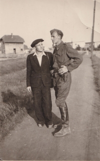 Otec pamětnice (vlevo) s bratrem Borisem, 1945