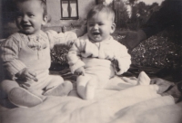 Vladimíra Bukvicová (vpravo) se sestrou Jiřinou, 1948