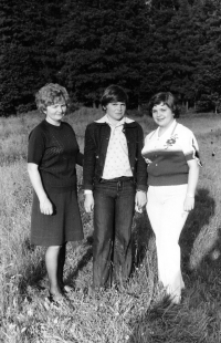 Anna Fabiánová s dětmi ve Svobodě u lesa, kolem kterého v dubnu 1945 rozmístila německá vojska děla