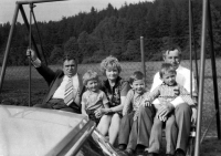 Vlevo manželé Fabiánovi, bratr Vilibald a synovci