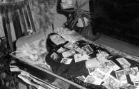 Pohřeb matky Leokádie Stočkové, rakev vystavena doma ve Svobodě, 1970