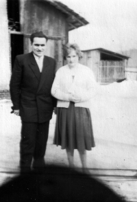 Alfréd a Anna Fabiánovi, svatební snímek, svatba na úřadu, Štěpánkovice, březen 1962