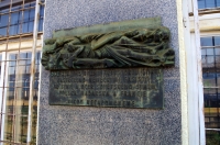 Pamětní deska vlaku smrti na nádraží v Olbramovicích