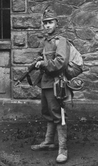 Bohumil Bukovský rukuje v osmnácti letech