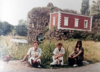 Bohuslava Slobodová (první zleva) na výletě v Karl-Marx-Stadtu (dnes Chemnitz) v roce 1982