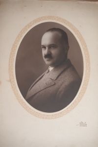 Starý otec Ivan Houdek bol chemický inžinier, historik, publicista, prekladateľ odbornej literatúry. Venoval sa prírode, histórii, osobitne slovenským horám. V publicistike sa prezentoval v roku 1913 dielom Vývin Zeme a života. Potom napísal ďalších 27 kníh a viac ako 300 článkov, ktoré písal predovšetkým pre časopis Krásy Slovenska.
