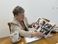 Hana Hejlová s rodinnou pamětní knihou