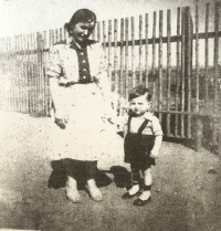 Jiří Kocourek s babičkou