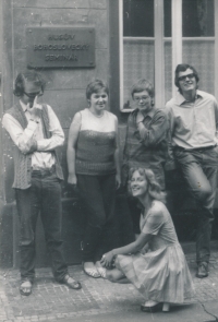 Pamětnice v podřepu na konci studia před teologickým seminářem v Jirchářích v Praze, červen 1973