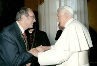 S papežem Benediktem XVI., který ho jmenoval členem Papežské akademie společenských věd, 13. srpna 2008