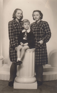Luboš Toušek se sestrami v roce 1940