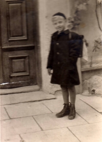 Luboš Toušek v první třídě v roce 1943 